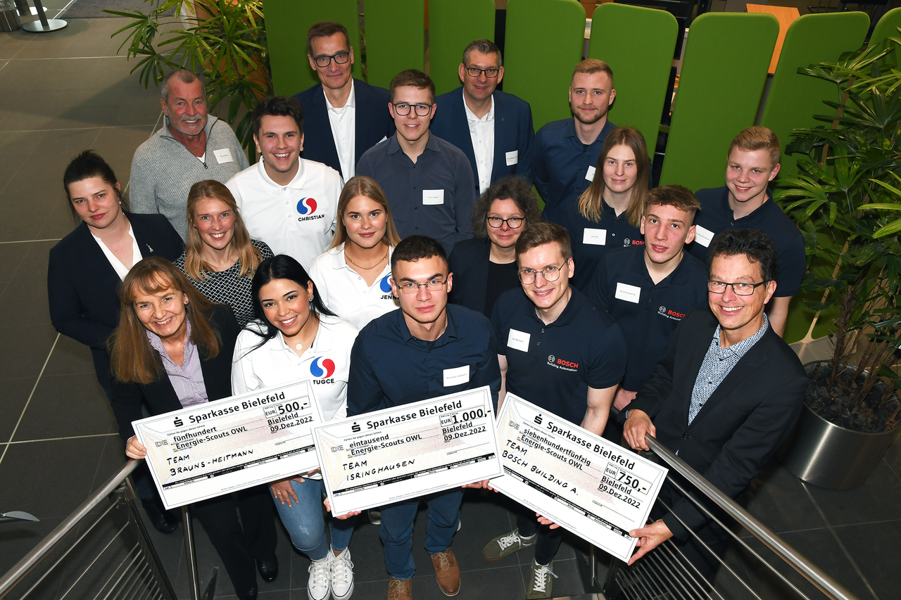 Das Foto zeigt die Siegerteams der Energie-Scouts OWL 2022 sowie Mitglieder der Jury und Kooperationspartner.