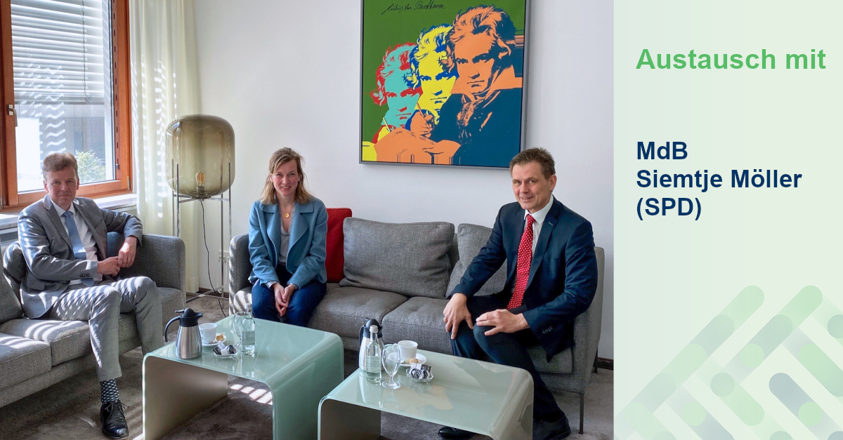 V. l. IHK-Hauptgeschäftsführer Dr. Torsten Slink, MdB Siemtje Möller (SPD), IHK-Präsident Jan Müller