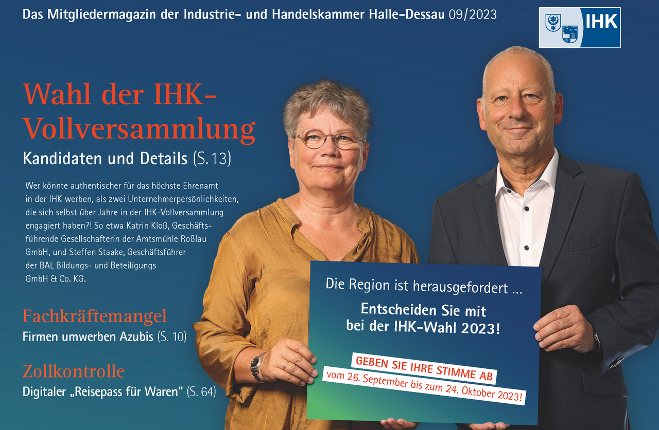 zwei Personen halten ein Schild mit Aufschrift in die Kamera (pdf-Datei)