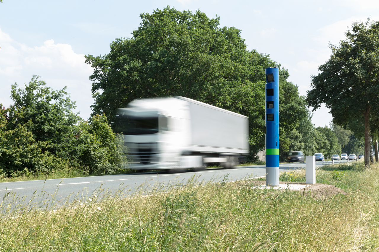 Symbolbild Lastwagen fährt an Mautanlage vorbei