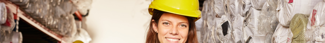 Lächelnde Frau mit Bauhelm