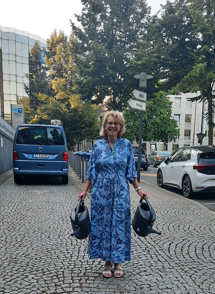 Ina beim gießen für das Projekt Gießkannenhelden