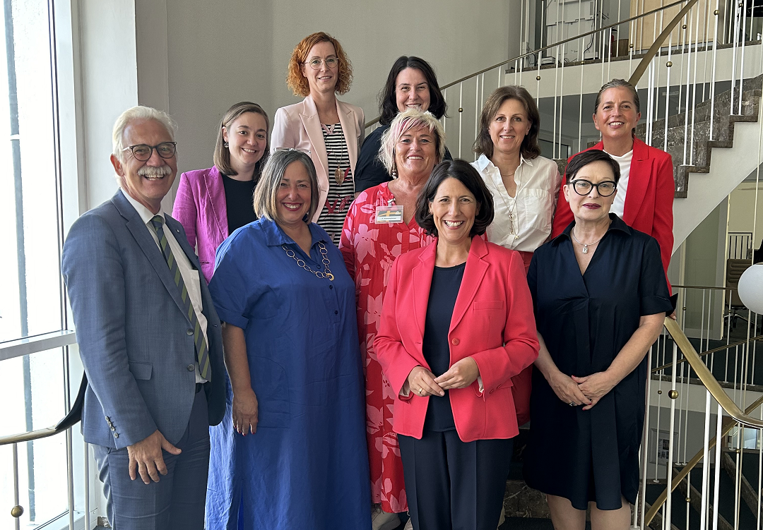 Wirtschaftsministerin Daniela Schmitt im Gespräch mit Unternehmerinnen Unternehmerinnenausschuss Gruppenfoto
