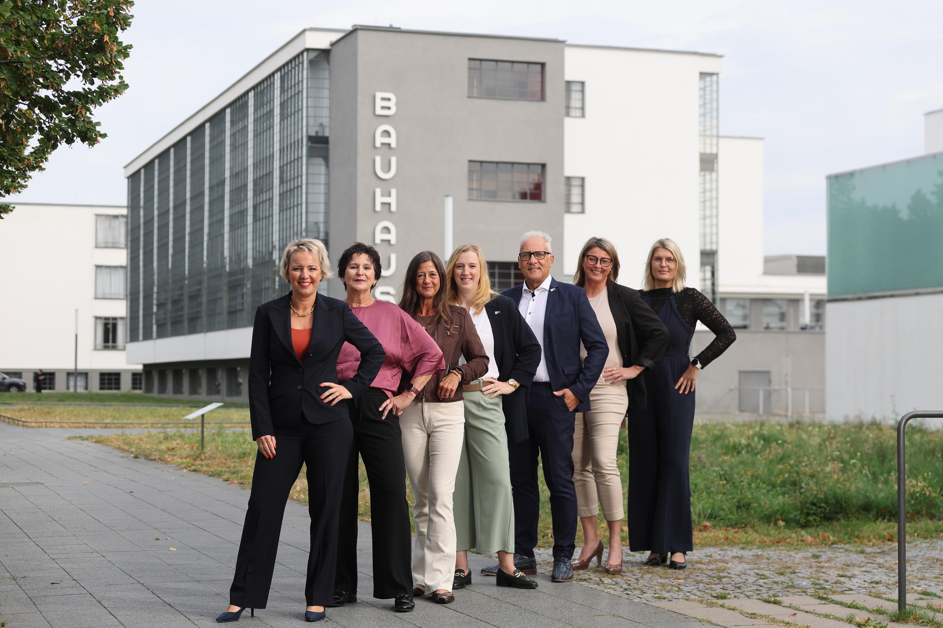 Sechs Frauen und ein Mann stehen stehen vor dem Bauhaus in Dessau
