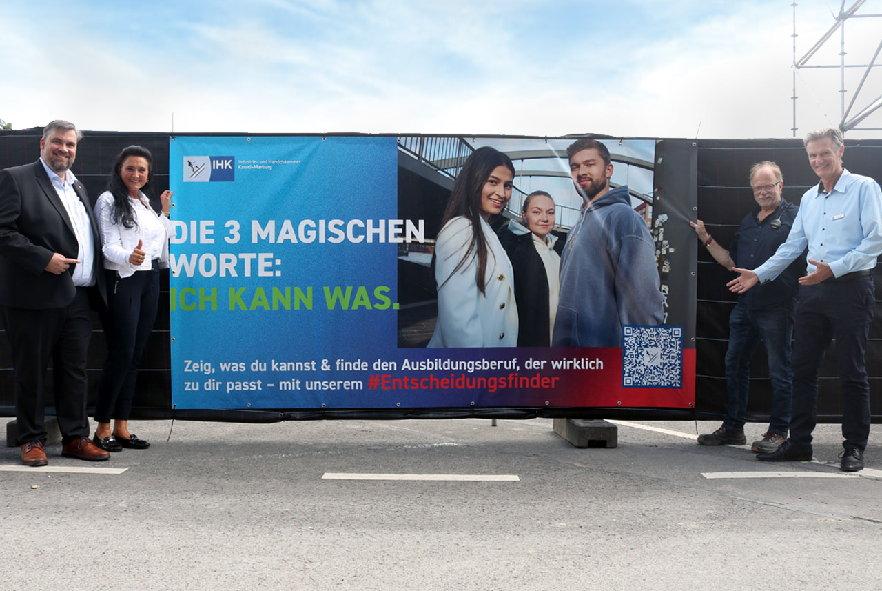 Ein Baunzaunbanner wird pr&auml;sentiert