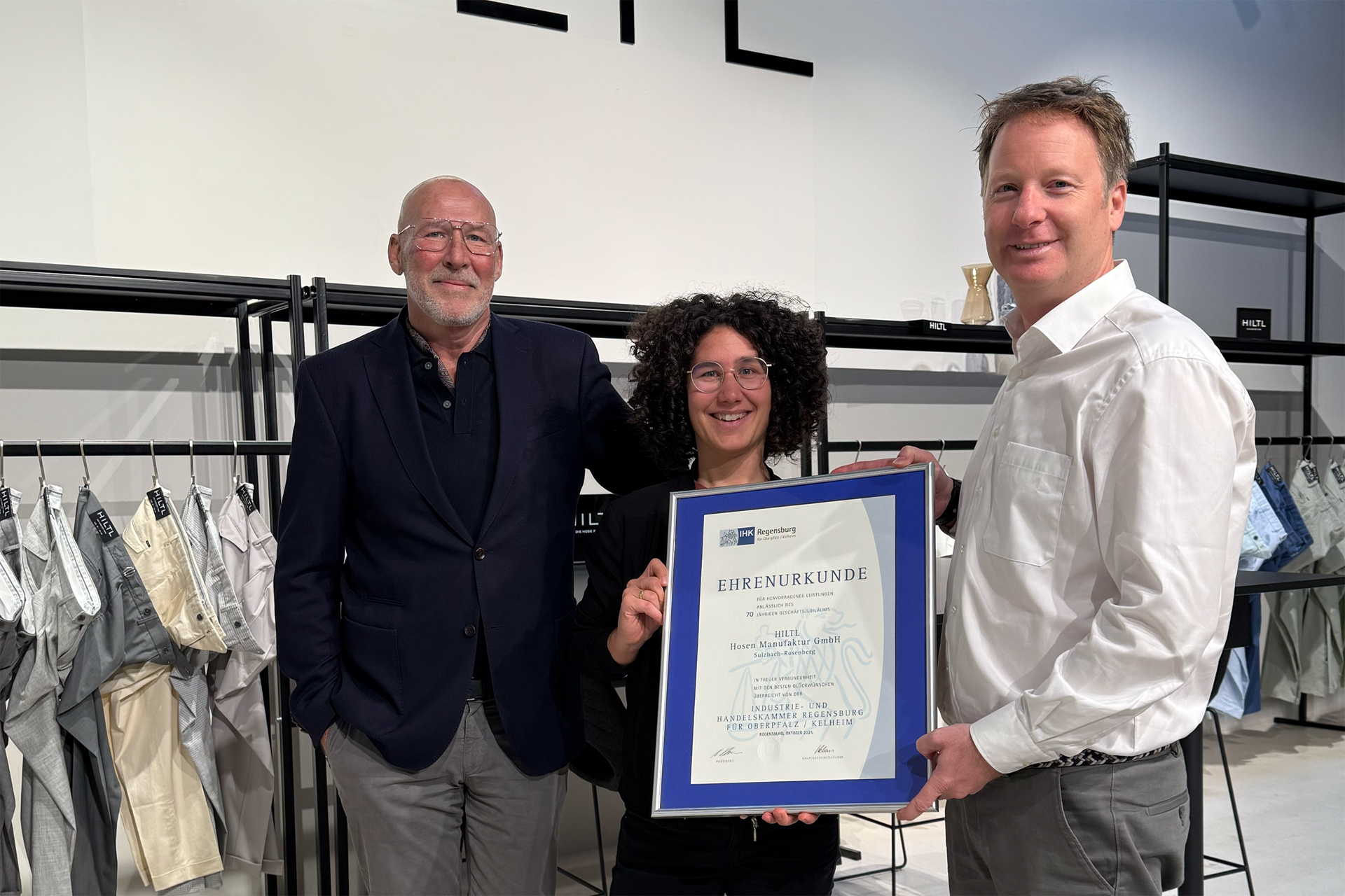 Hiltl-Geschäftsführer Thorsten Grönl und Roland Strauss sowie IHK-Geschäftsstellenleiterin Yvonne Schieder