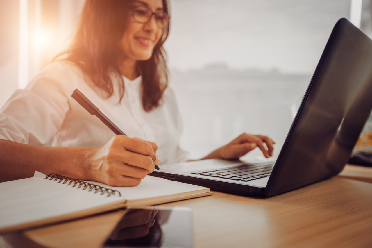 notizen und laptop AdobeStock_371253262