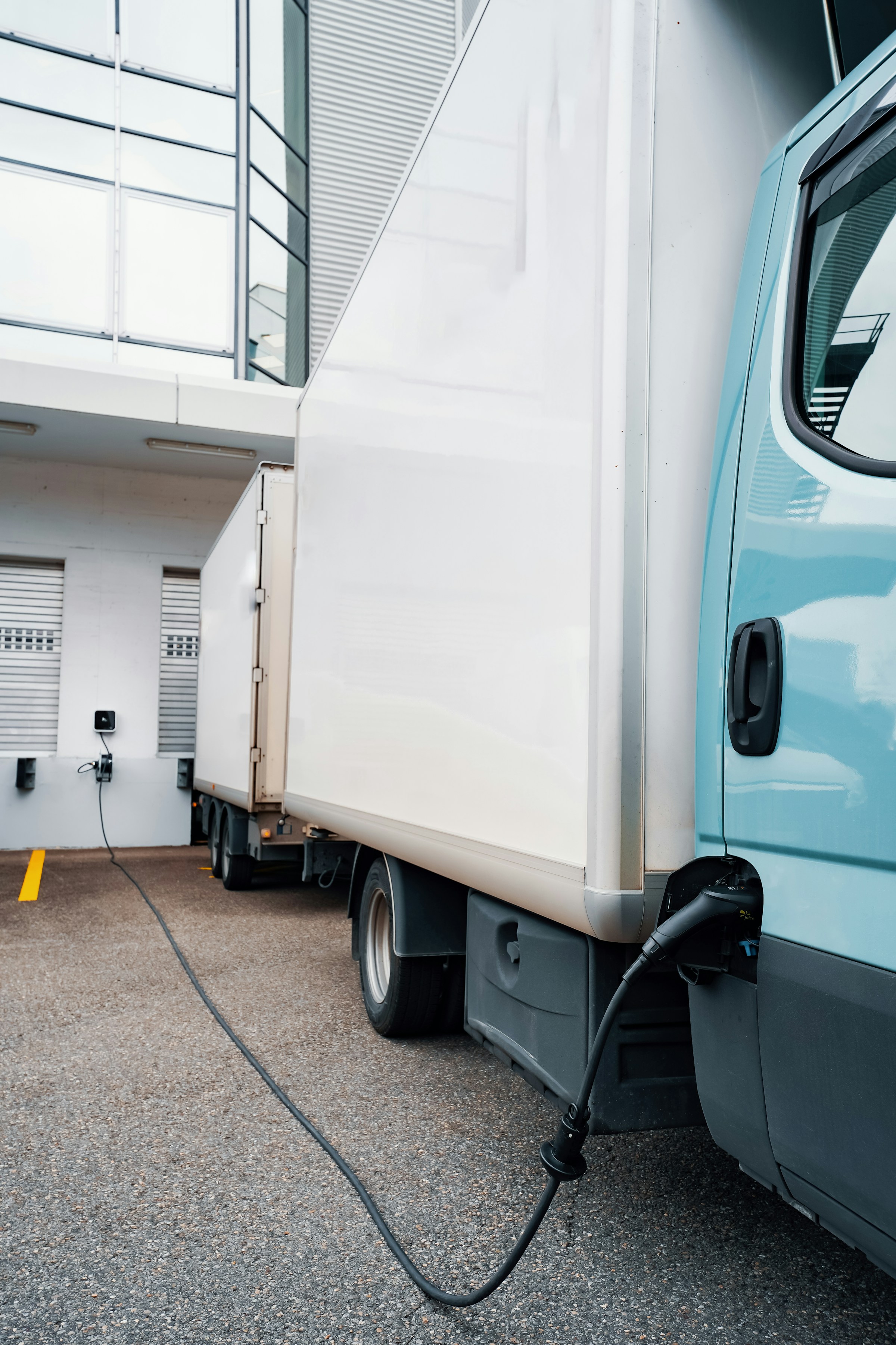 Elektro-LKW, welcher geladen wird