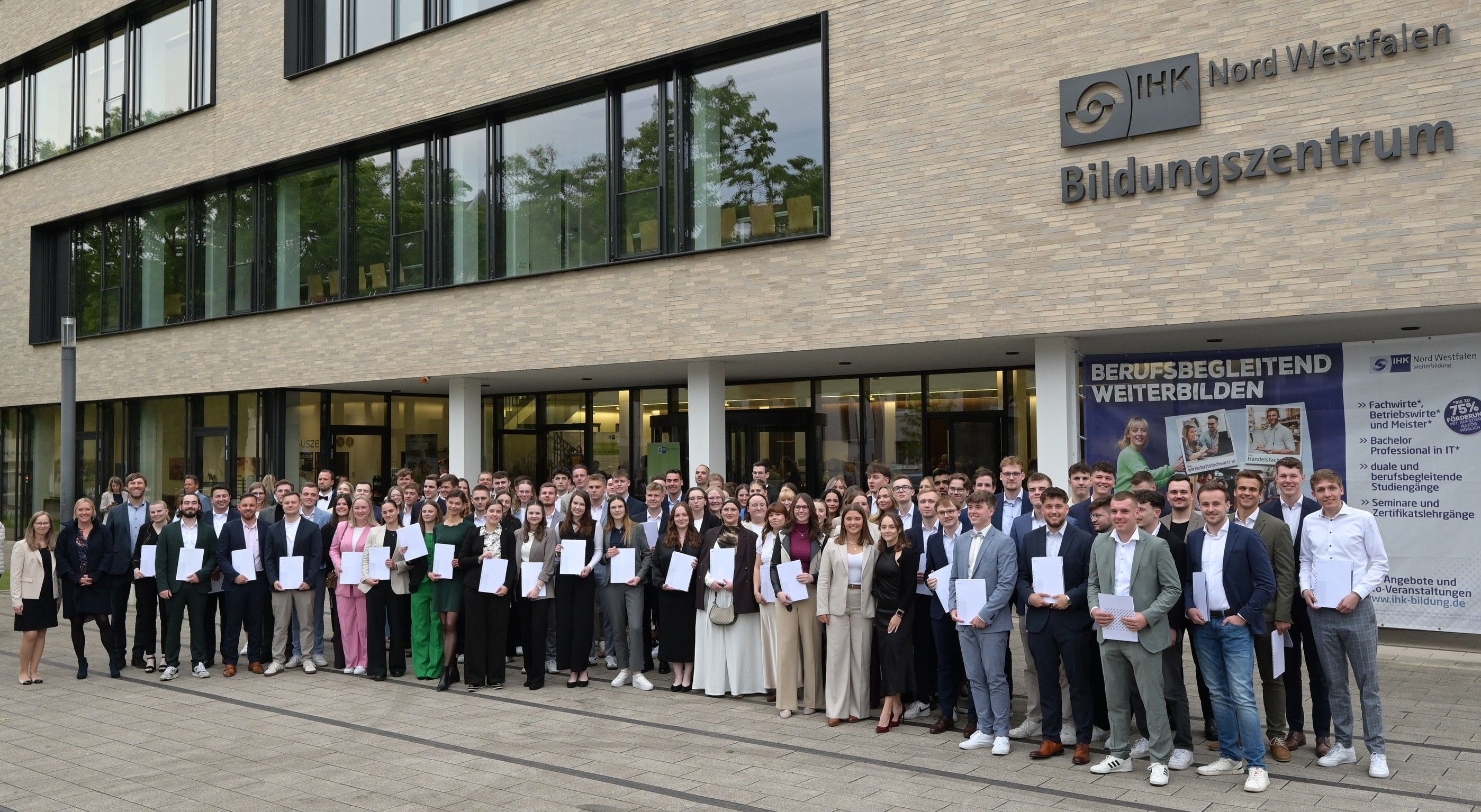 Gruppenfoto von 117 Absolventinnen und Absolventen