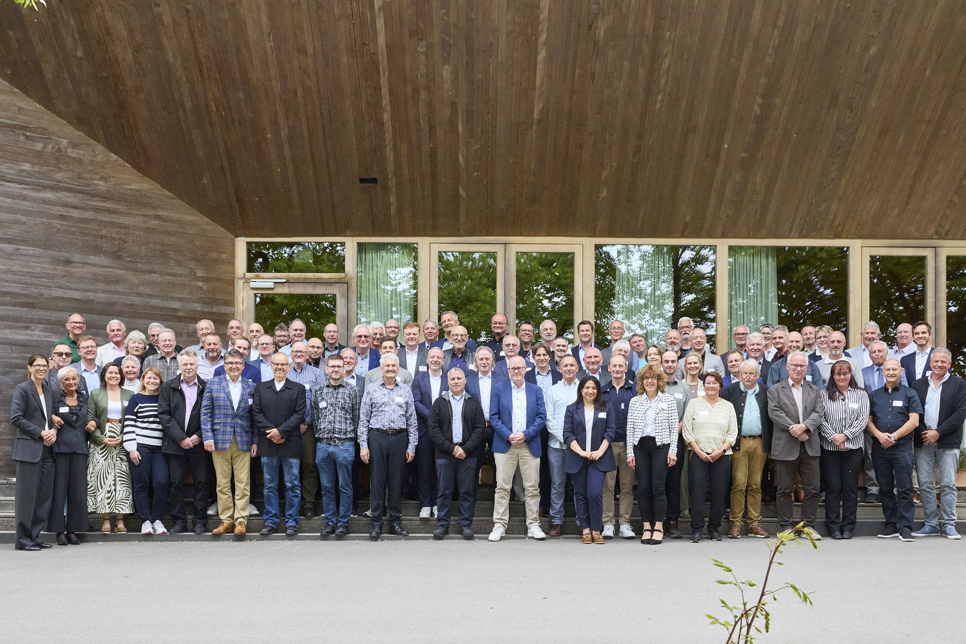 Die Prüferinnen und Prüfer stehen alle zusammen für ein Gruppenbild