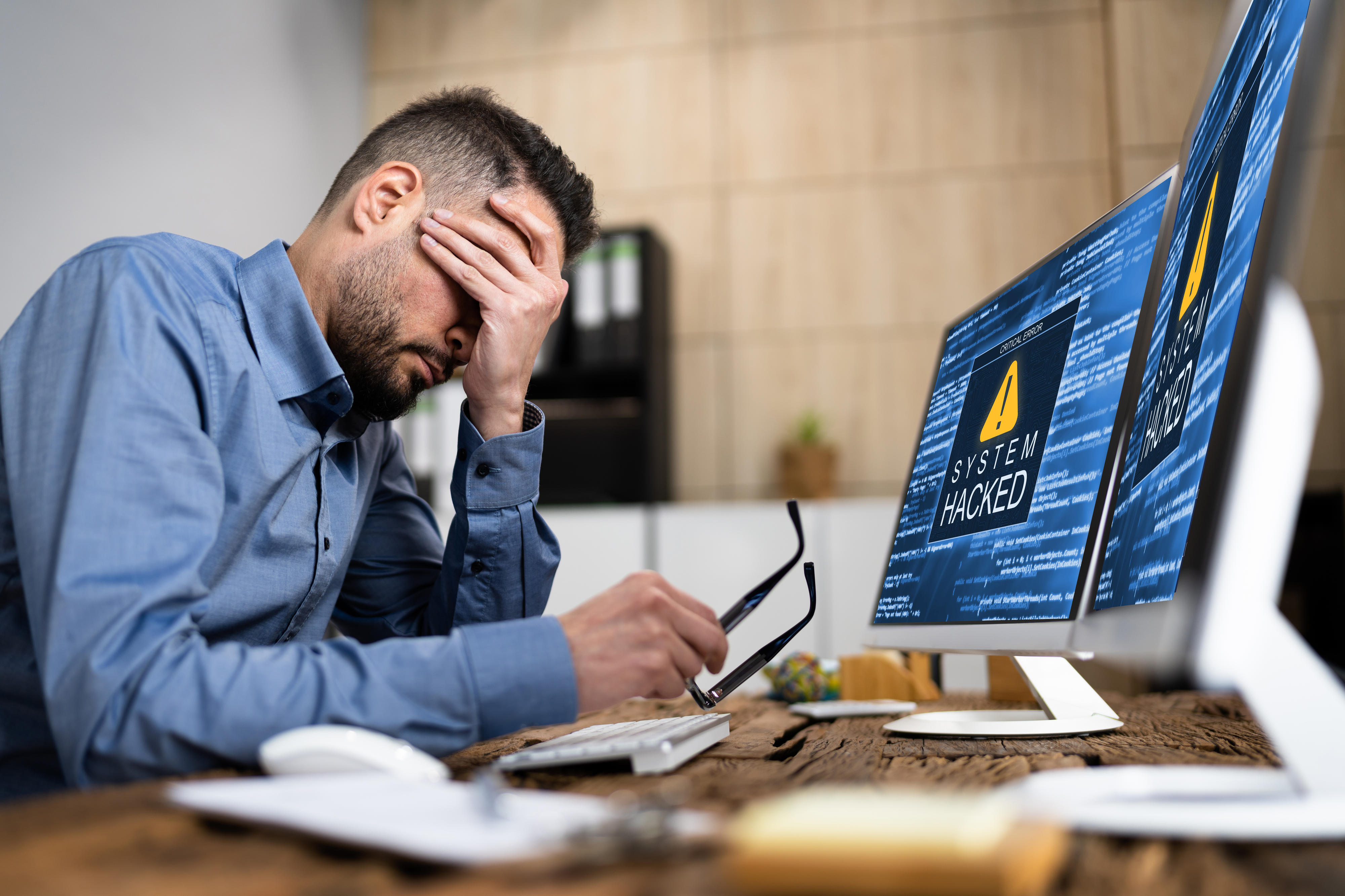 Mitarbeiter, der erkennt, dass soeben sein System gehackt worden ist.