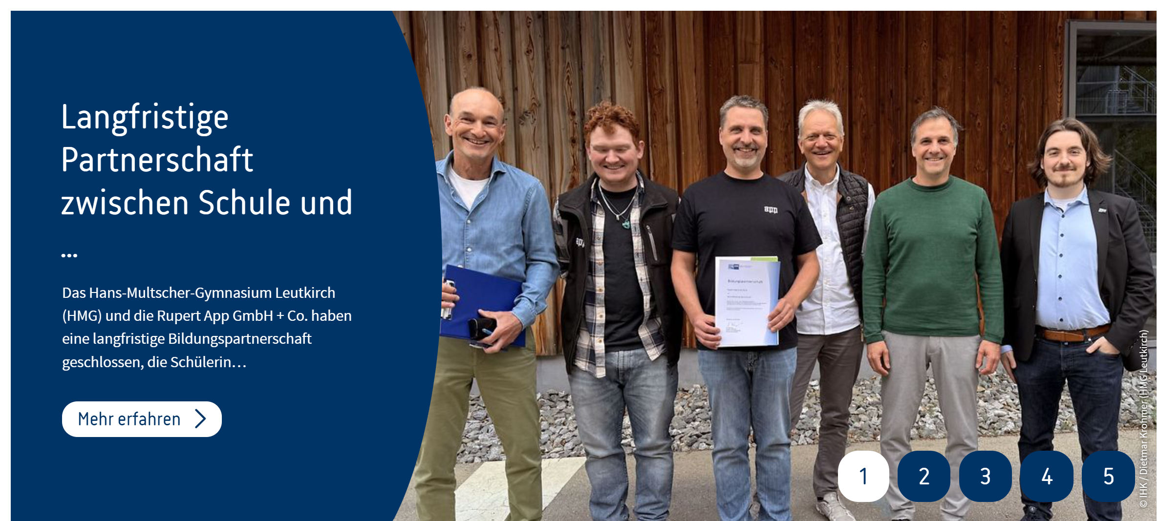 Ein Modul wo links Text ist und rechts ein Bild zusehen ist. Unten rechts sind Zahlen zusehen. 