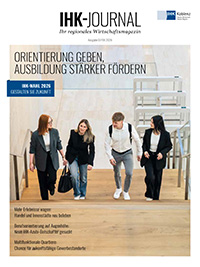 Titelbild vom IHK-Journal - 4 junge Menschen gehen eine Treppe hinauf