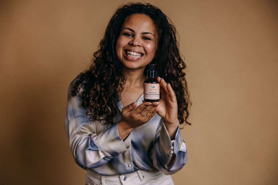 Vanessa mit Produkt