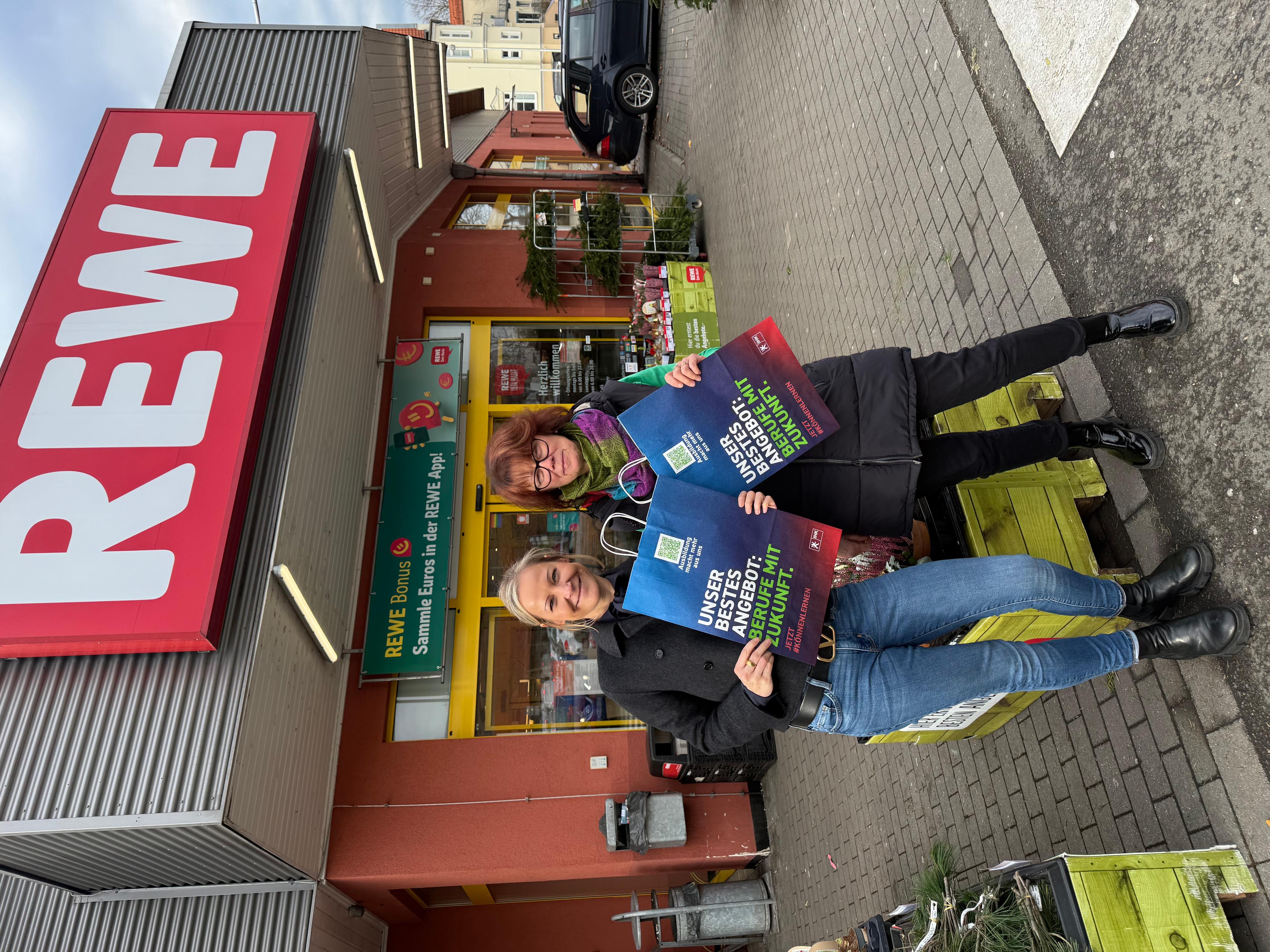 IHK-Mitarbeiterinnen vor dem REWE-Markt in Gera mit Einkaufst&uuml;ten zur Kampagne "Ausbildung macht mehr aus uns&ldquo;