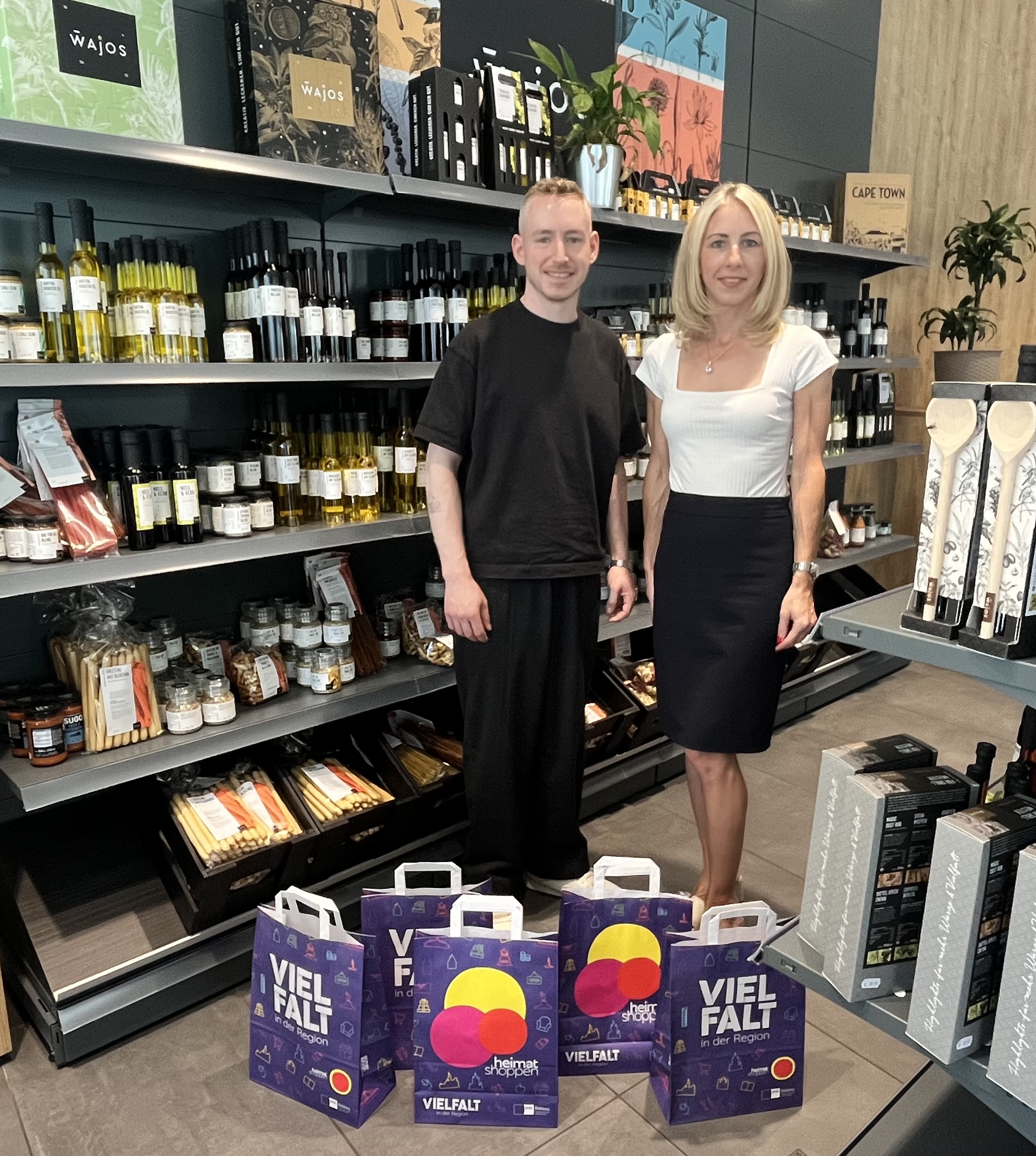 Zwei personene pr&auml;sentieren Heimat shoppen