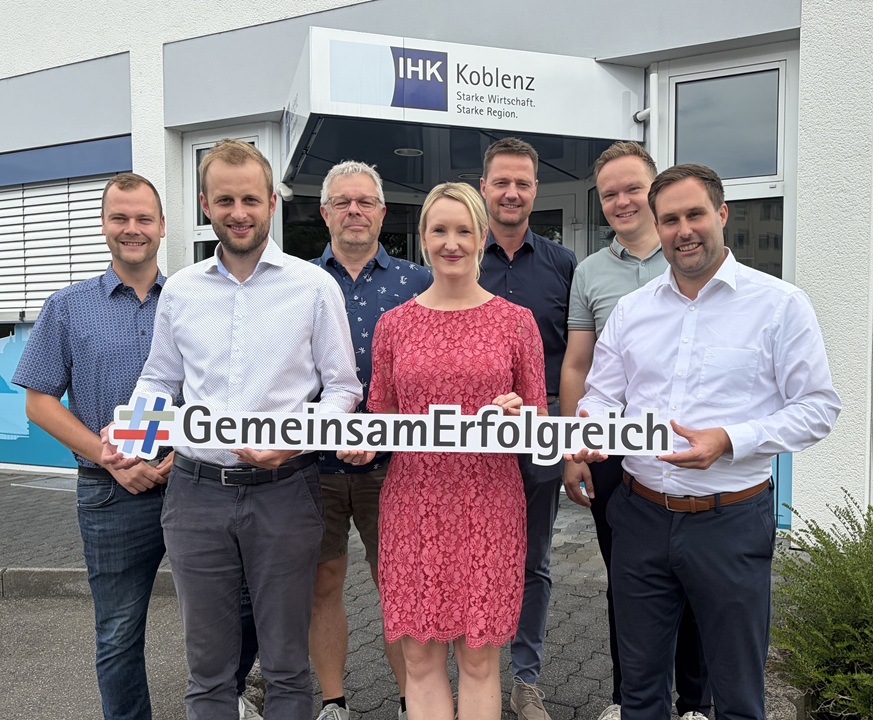 "#Gemeinsam Erfolgreich"-Schriftzug wird in die Kamera gehalten