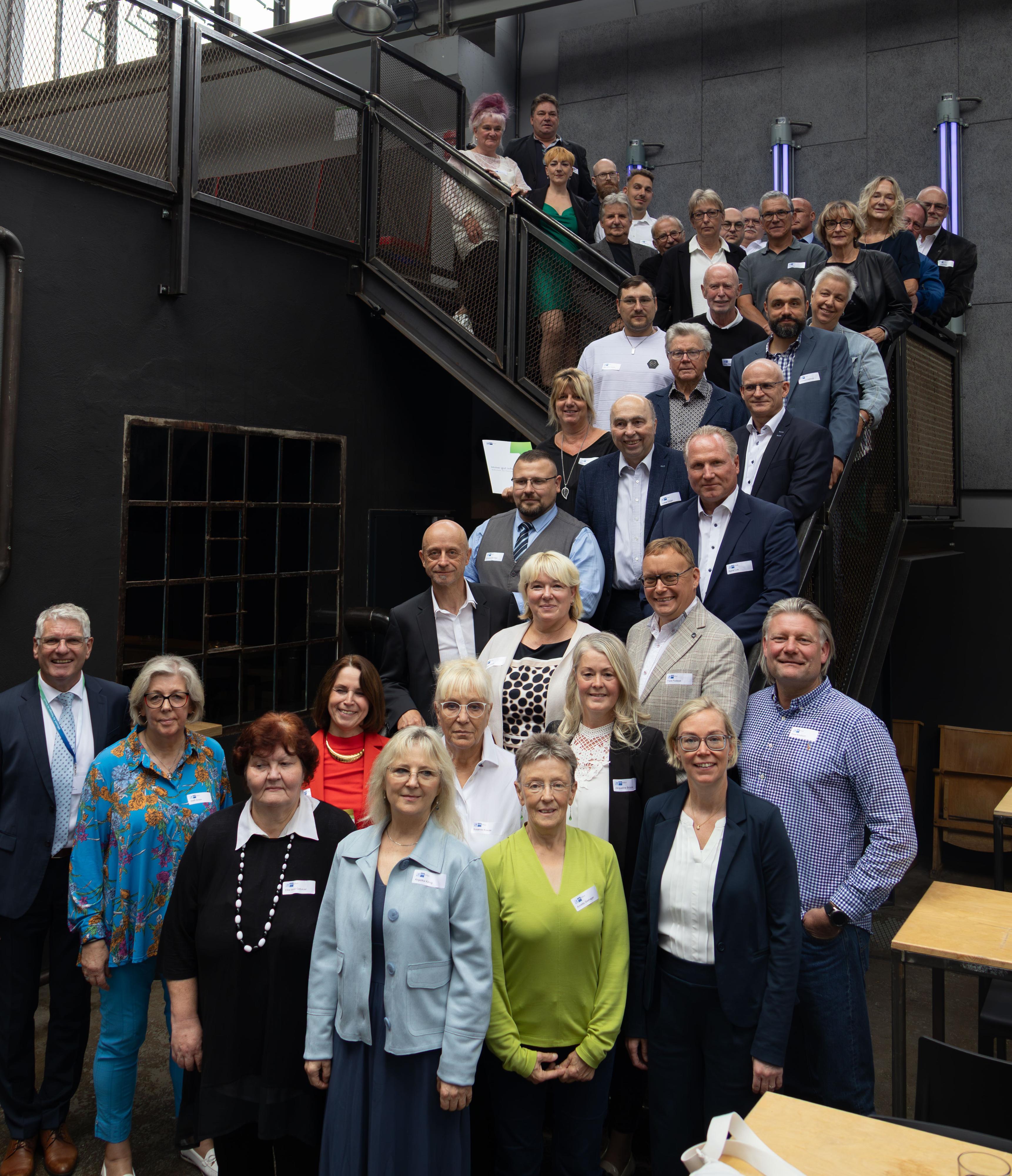 Gruppenfoto der Pr&uuml;ferehrung 2026 der IHK Erfurt mit geehrten Pr&uuml;ferinnen und Pr&uuml;fern sowie IHK-Vertretern.