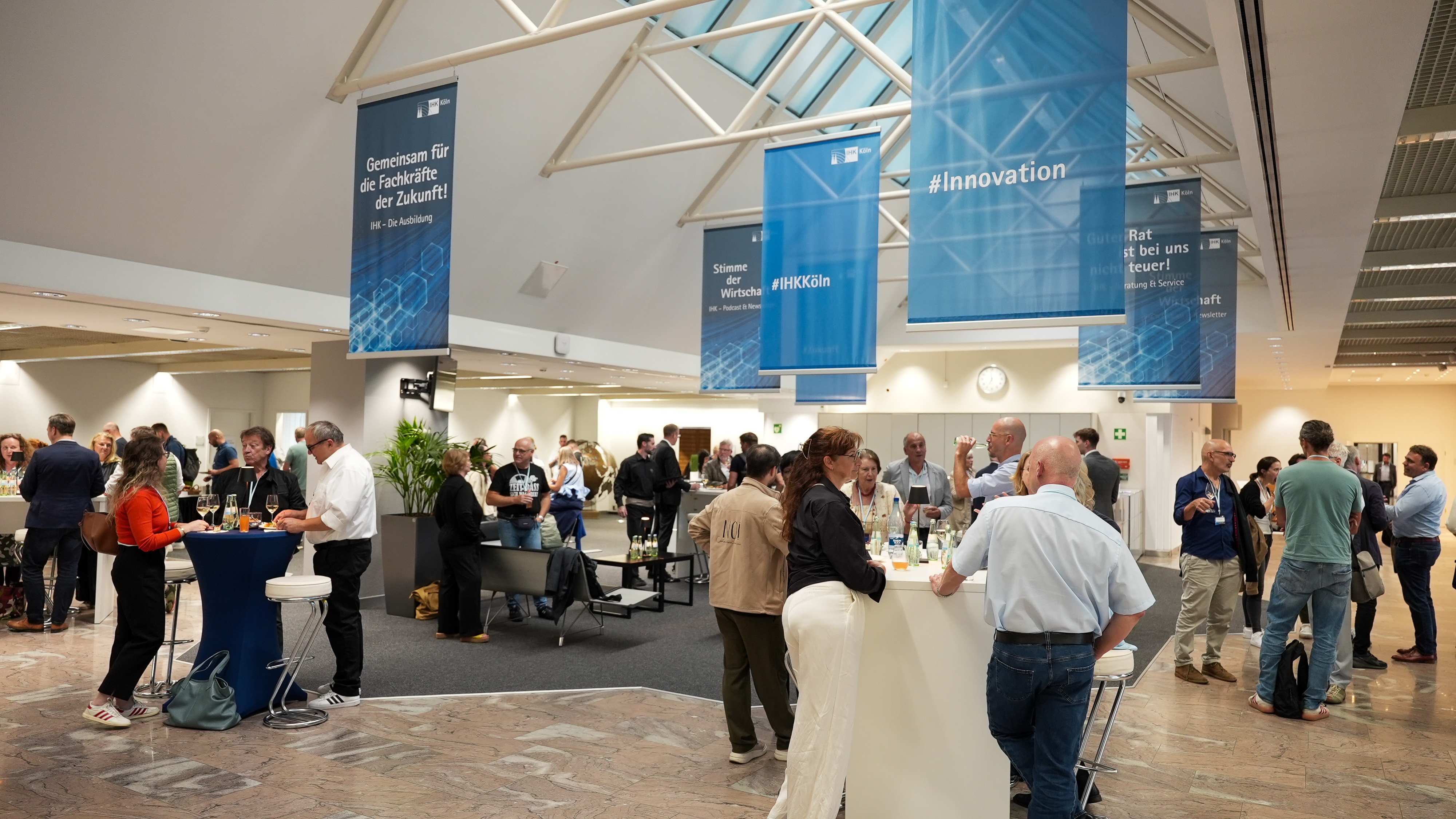 Teilnehmende des Branchentreff Gastro im Foyer der IHK Köln