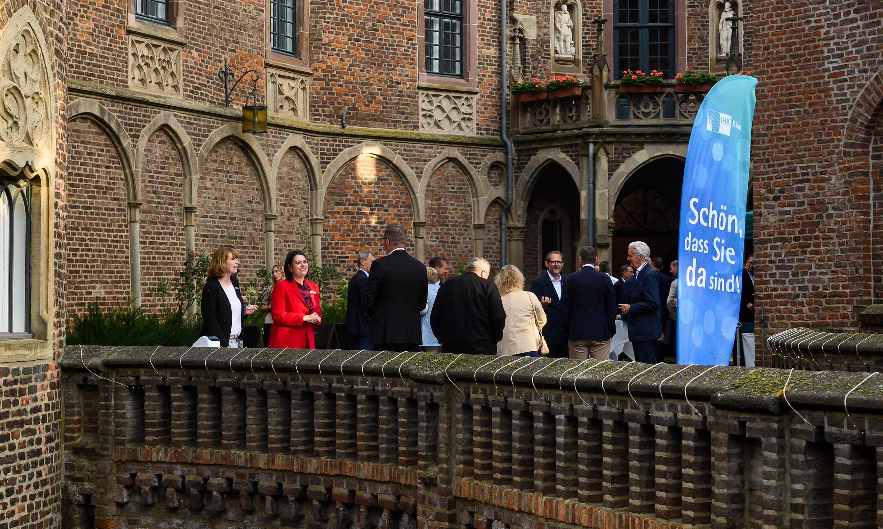 Teilnehmende der Veranstaltung im Innenhof des Schloss Paffendorf