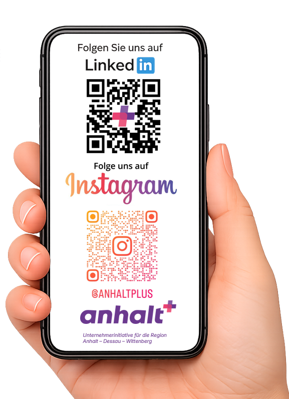 Ein Handy wird in der Hand gehalten mit dem Aufruf auf LinkedIn und Instagram zu folgen. 