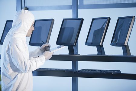 Produktpr&uuml;fung von Bildschirmen im Reinanzug