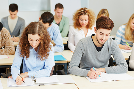 Jugendliche im Klassenzimmer