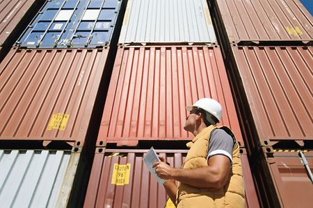 Kontrolleur sichtet gestapelte Container