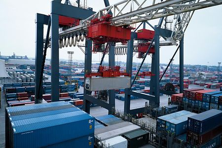 Containerhafen mit Br&uuml;cke