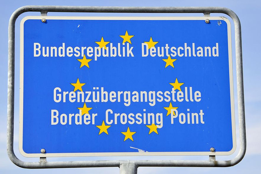 Hinweisschild auf Grenz&uuml;bergang Bundesrepublik Deutschland