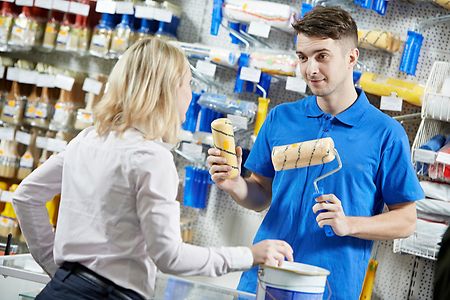 Verk&auml;ufer mit Frau im Kundengespr&auml;ch