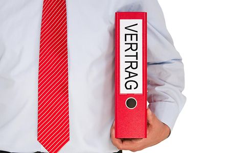 Mann mit Aktenordner | Vertrag