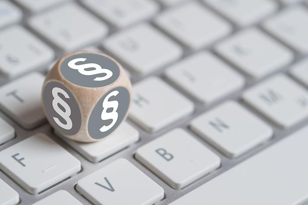 Würfel auf Tastatur
