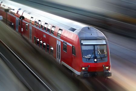 Zug rast durch die Landschaft