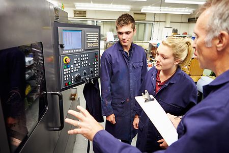 Ingenieur mit Azubis