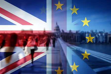 Brexit - Die USA- und Europaflagge verlaufen ineinander &uuml;ber. Im Hintergrund sind viele Menschen zu sehen