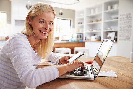 Junge Frau am Laptop