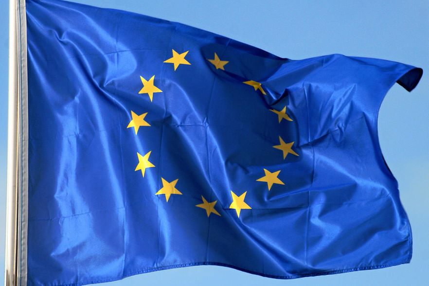 Die Europaflagge weht im Wind.