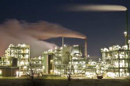 Industrieunternehmen bei Nacht. 