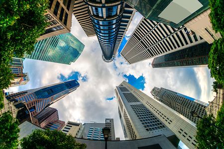 Zu sehen ist die Skyline von Singapur im Fischauge fotografiert.
