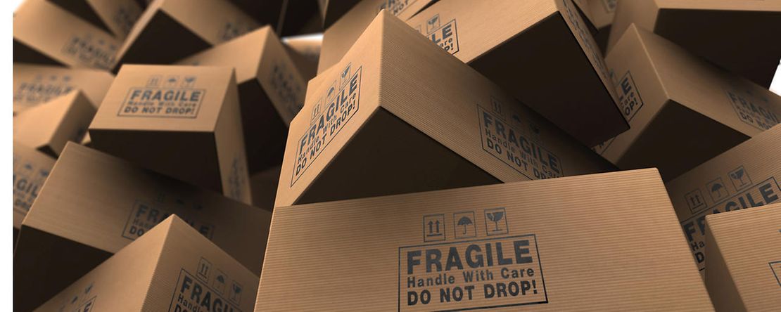 Viele braune Pappkartons wurden zu einer Pyramide gestapelt.