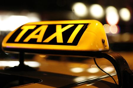 Ein Taxi-Schild auf einem Fahrzeug in Gro&szlig;aufnahme