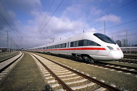 Ein InterCityExpress mit Neigetechnik steht auf einem Gleis.
