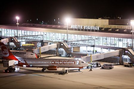 Flugfeld mit zwei Flugzeugen am Flughafen M&uuml;nster/Osnabr&uuml;ck bei Nacht