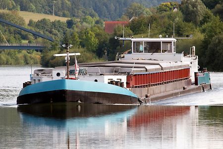 Schiff auf einem Kanal, im Hintergrund eine Br&uuml;cke