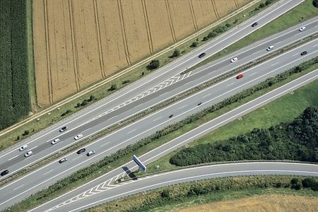 Autobahn mit Auf- und Abfahrt aus der Luft