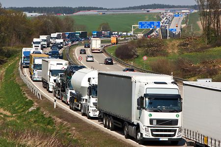 Ein Stau auf einer Fahrbahnseite der Autobahn.