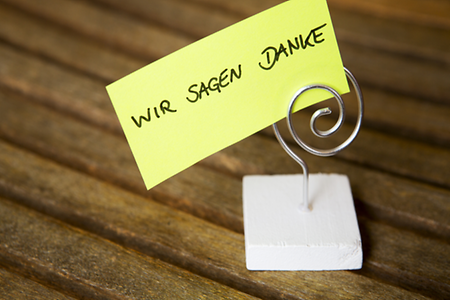 Kleine Notiz an einem Ständer, auf der steht "Wir sagen danke".