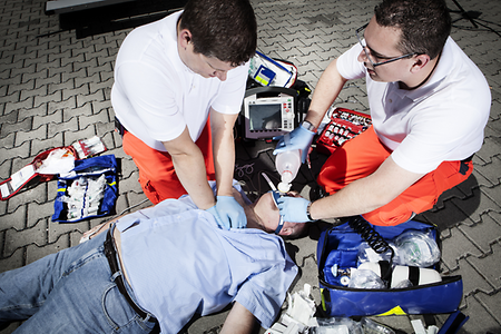 Rettungssanitäter reanimieren einen Mann