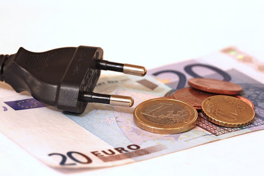 Stecker auf Geld